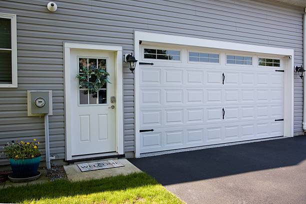 24/7 Emergency Garage Door Panel Replacement experts in Four Bridges, OH